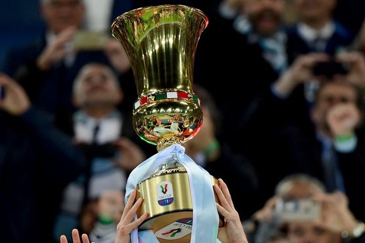 Trofi Coppa Italia atau Piala Italia.