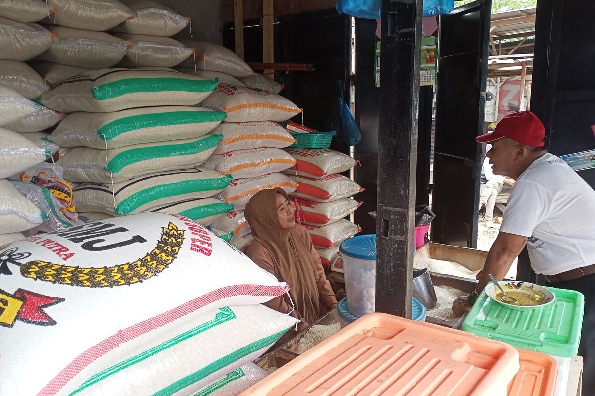 Kepala Dinas Perdagangan dan Perindustrian (Disperdagin) Dicky Anugerah membenarkan adanya kenaikan harga beras di Kabupaten Bandung. Ia mengatakan, faktor yang paling mempengaruhi kenaikan harga beras di Kabupaten Bandung yakni terjadinya gagal panen yang dialami petani.