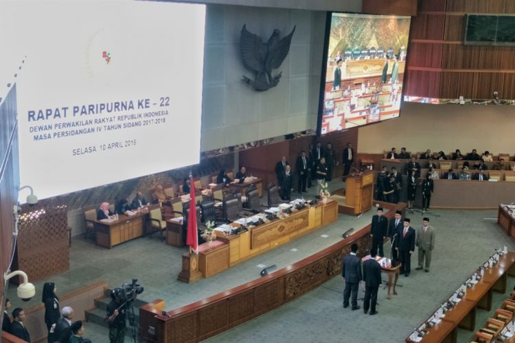 Dewan Perwakilan Rakyat (DPR) melakukan penggantian antar waktu (PAW) terhadap dua anggota DPR dari Fraksi Partai Keadilan (PKS), yakni Yudi Widiana Adia dan A Hadi Mulyadi. PAW dilakukan dalam Rapat Paripurna ke-22 Masa Persidangan IV Tahun Sidang 2017-2018, di Kompleks Parlemen, Senayan, Jakarta, Selasa (10/4/2018). 