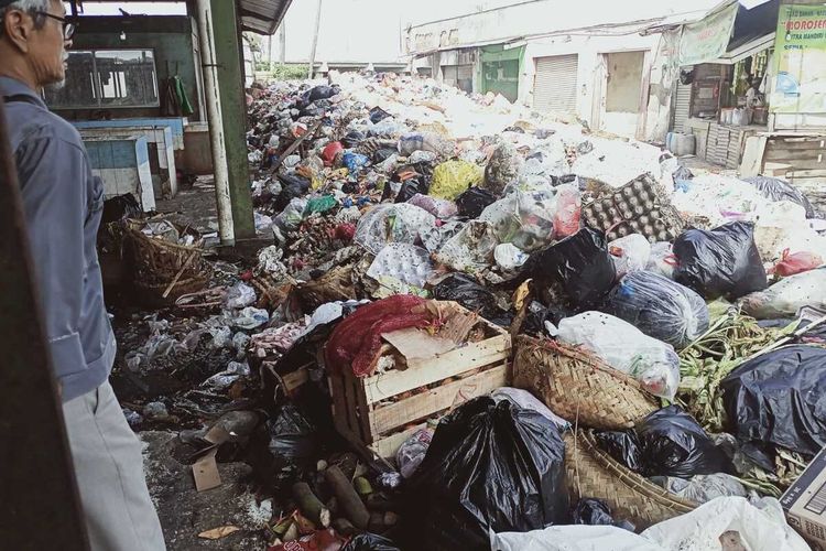 Gunung Sampah di Pasar Sehat Cileunyi kembali terlihat. Para pedagang mengatakan sampah tersebut sudah menggunung sejak pertengah bulan puasa, hingga libur lebaran 2023 usai belum ada penarikan yang dilakukan oleh DLH Kabupaten Bandung, Rabu (3/5/2023).
