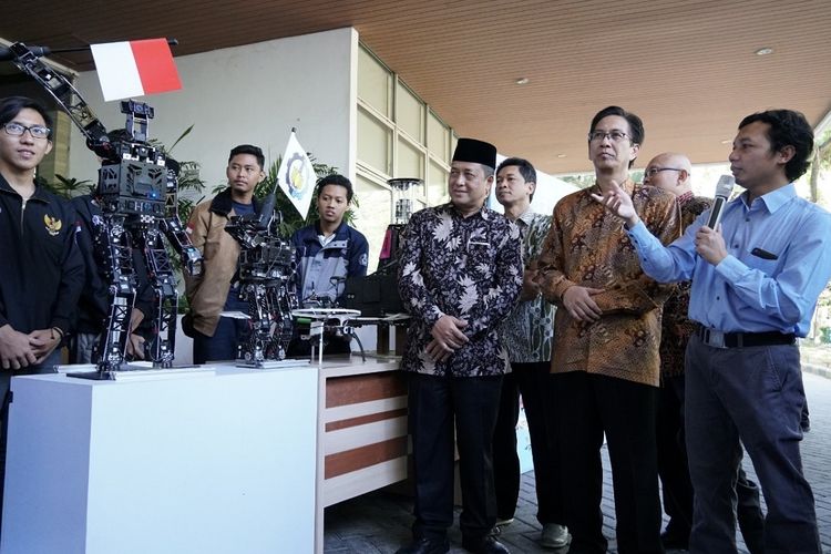 Pembina Tim Robotika Institut Teknologi Sepuluh Nopember (ITS), Muhtadin (kanan), saat mempresentasikan robot-robot yang akan dibawa untuk mengikuti FIRA Roboworldcup 2019 di Korea Selatan.