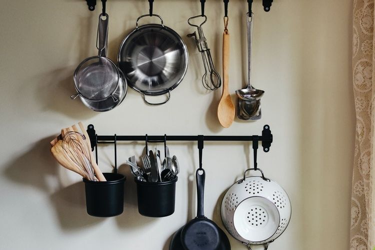 Kaitan dinding bisa membuat rumah lebih rapi karena bisa membantu menata perlengkapan dapur secara vertikal