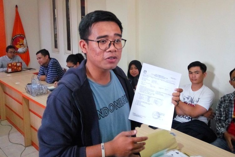 Koordinator Umum Aliansi Pejuang Hak Pilih,  Alphatio saat menunjukan salah satu data A5 yang tidak bisa menggunakan hak pilihnya pada 17 April 2019 kemarin