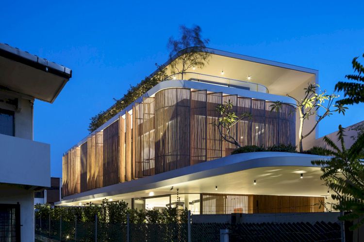 Bamboo Veil House, rumah tropis minimalis yang berlokasi di Singapura. Tak seperti rumah minimalis pada umumnya, rumah ini terlihat unik karena memiliki fasad bambu pada bagian eksterior di lantai dua. 