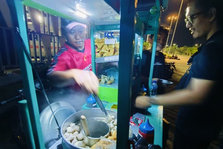 Lutfidianto salah satu pedagang bakso yang biasa berjualan di sekitar Stadion Gelora Bung Tomo Surabaya, Jawa Timur.