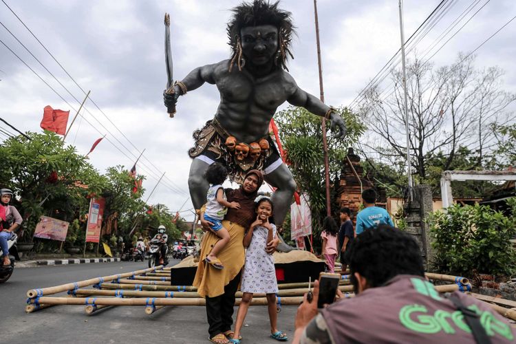 Umat Hindu mengarak ogoh-ogoh di Bali, Rabu (6/3/2019). Pawai Ogoh-ogoh dilaksanakan dalam rangkaian perayaan Nyepi Tahun Baru Caka 1941 yang jatuh pada tanggal 7 maret 2019.