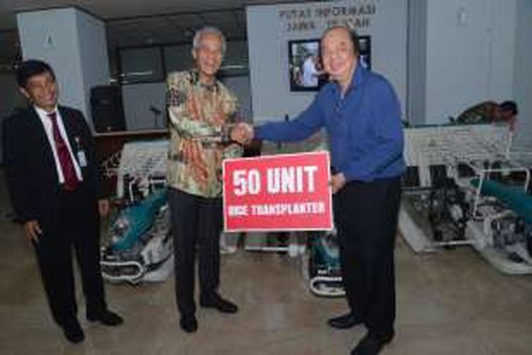 Gubernur Jawa Tengah Ganjar Pranowo menerima bantuan 50 unit transplanter dari bos Tahir Foundation, Dato Sri Tahir, Rabu (1/6/2016).