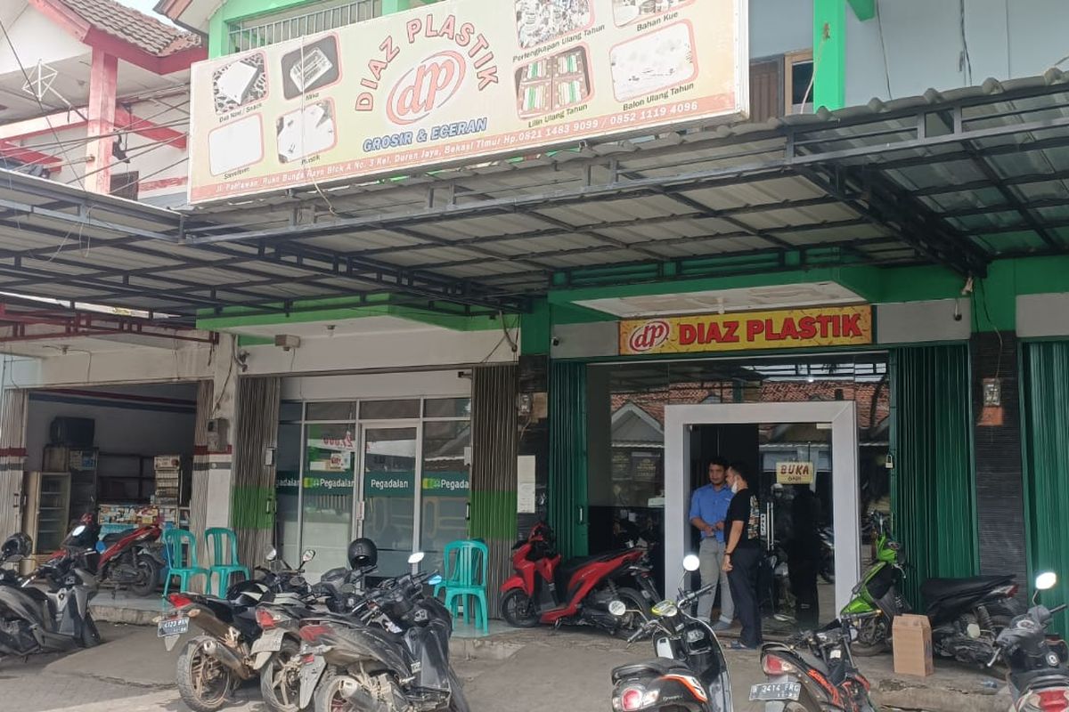 Lokasi kejadian perampokan yang dialami oleh pegawai toko perlengkapan plastik di Ruko Perumahan Bunga Raya, Bekasi Timur, Kota Bekasi. Komplotan perampok itu gagal merampas tas korban lantaran korban berani melawan para pelaku.