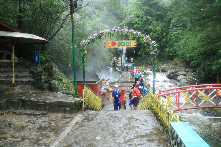 Kawasan wisata pemandian air panas di Guci, Tegal, Jawa Tengah.