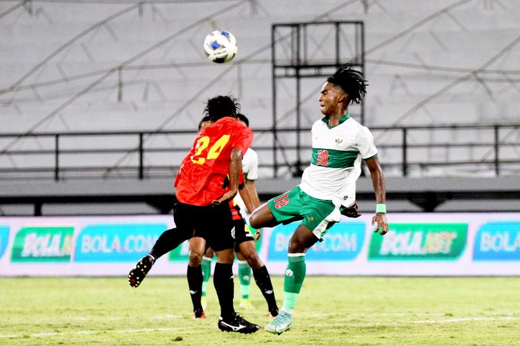 Pemain Timnas Indonesia Ronaldo Kwateh duel dengan pemain Timnas Timor Leste saat pertandingan ujicoba dalam rangka FIFA Matchday yang berakhir dengan skor 0-3 di Stadion Kapten I Wayan Dipta Gianyar, Minggu (30/1/2022) malam. 