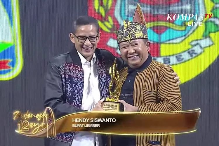 Bupati Jember Hendy Siswanto menerima penghargaan kategori Daerah Peduli Inovasi Ekonomi Kreatif dan Pariwisata dari Kompas TV di Hotel Sultan, Jakarta, Senin (11/9/2023).