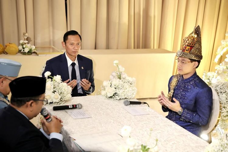 Teuku Rassya dan Cleantha Islan resmi menikah pada Minggu (12/4/2026). Intip detail gaya busananya dalam balutan adat Aceh.