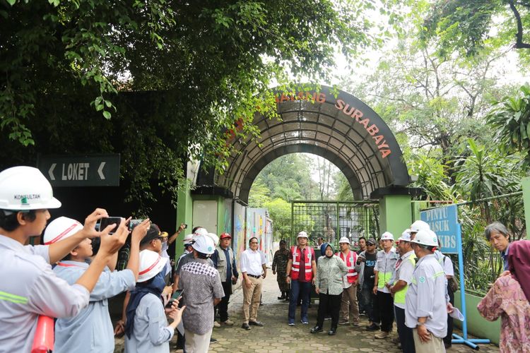 Wali Kota Surabaya, Tri Rismaharini, meninjau pembangunan pedestrian bawah tanah di Kebun Binatang Surabaya, Jawa Timur, Rabu (1/5/2019).