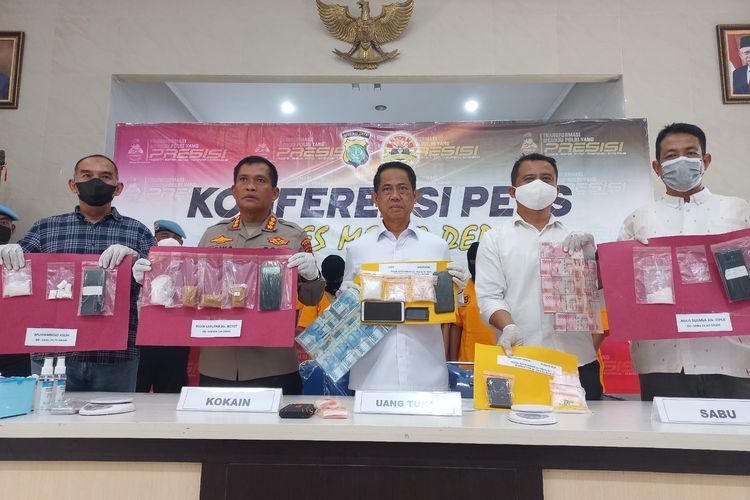 Polres Metro Depok menggelar konfernsi pers kasus peredaran narkotika jenis sabu-sabu dan kokain di Mapolrestro Depok pada Kamis (3/11/2022).
