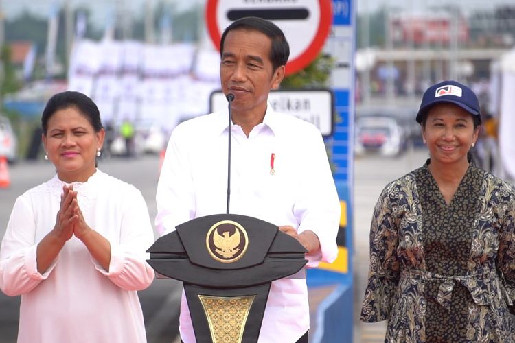 Menteri BUMN Rini M Soemarno mendampingi Presiden Joko Widodo (Jokowi) meresmikan Jalan Tol Pasuruan-Probolinggo (Paspro) sepanjang 31,3 kilometer, Rabu (10/4/2019).
