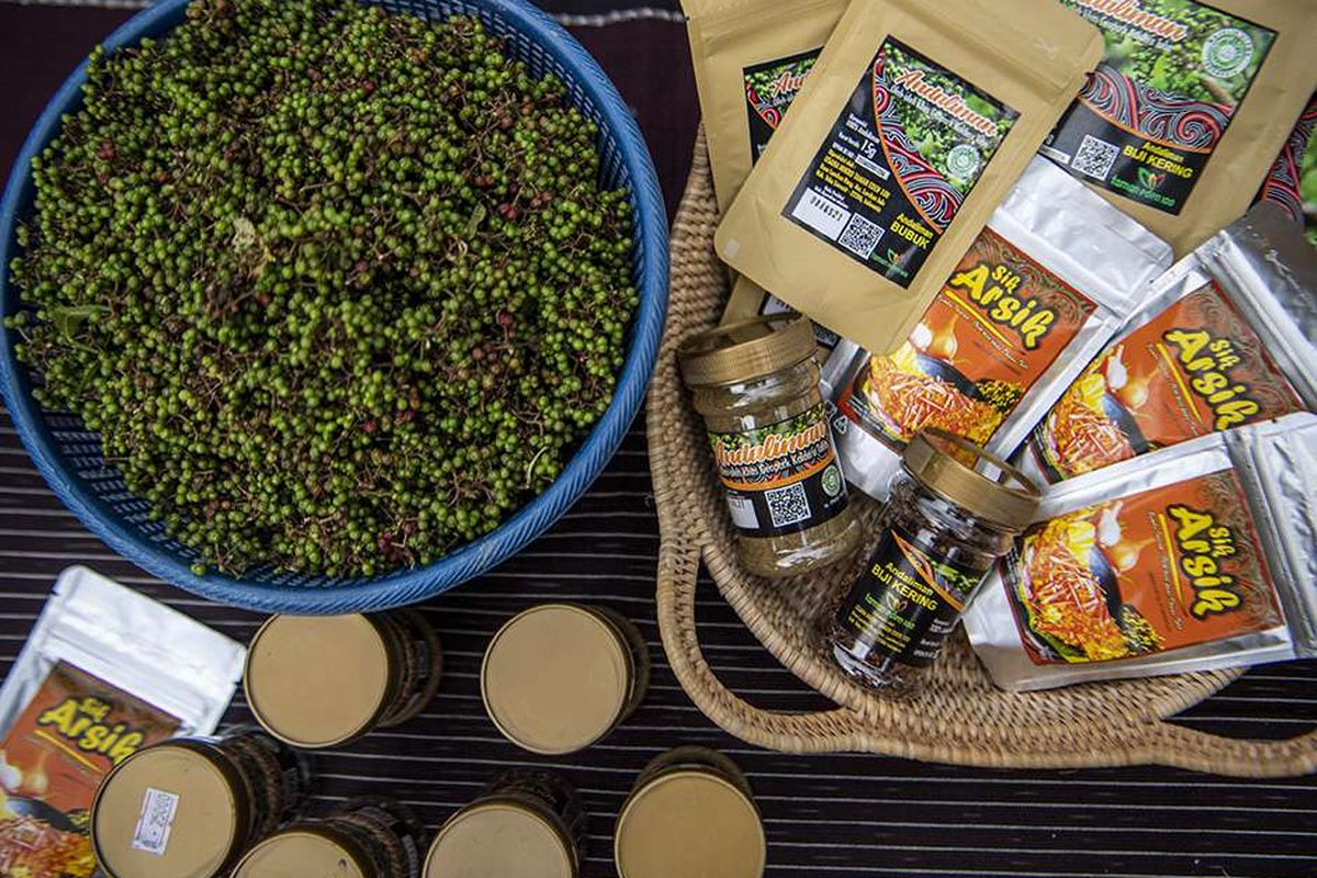 Foto dirilis Selasa (23/2/2021) memperlihatkan sejumlah produk jadi buah andaliman yang telah dikeringkan di Desa Ps Lumban Julu, Kabupaten Toba Samosir, Sumatera Utara. Andaliman atau biasa disebut merica Batak merupakan salah satu rempah yang memiliki jejak sejarah perjalanan bumbu di Nusantara dan dunia yang memiliki citarasa unik dan khas.