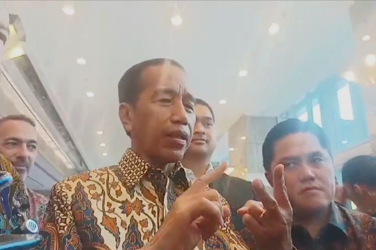 Presiden Joko Widodo memberikan keterangan pers usai meresmikan Kantor FIFA di Jakarta, Jumat (10/11/2023).