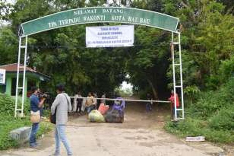 Jalan akses masuk ke tempat pembuangan akhir (TPA) Kota Baubau, Sulawesi Tenggara, ditutup oleh pemilik lahan, Rudiyanto Chandra. Hal ini disebabkan, jalan masuk tersebut belum mendapatkan kompensasi dari pemerintah Kota. 