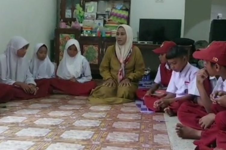 Murid Sekolah Dasar Negeri (SDN) 356 Desa Papakaju, Kecamatan Suli, Kabupaten Luwu, Sulawesi Selatan, Selasa (07/06/2022) pagi belajar di rumah guru karena sekolah mereka disegel warga.