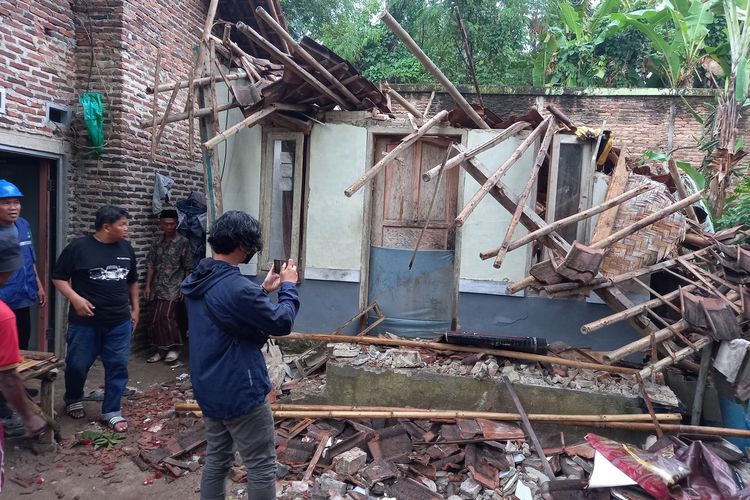 Satu rumah di Desa Kaduagung Timur, Kecamatan Cibadak, Kabupaten Lebak, ambruk saat gempa magnitudo 6,6 mengguncang Banten, Jumat (14/1/2022).