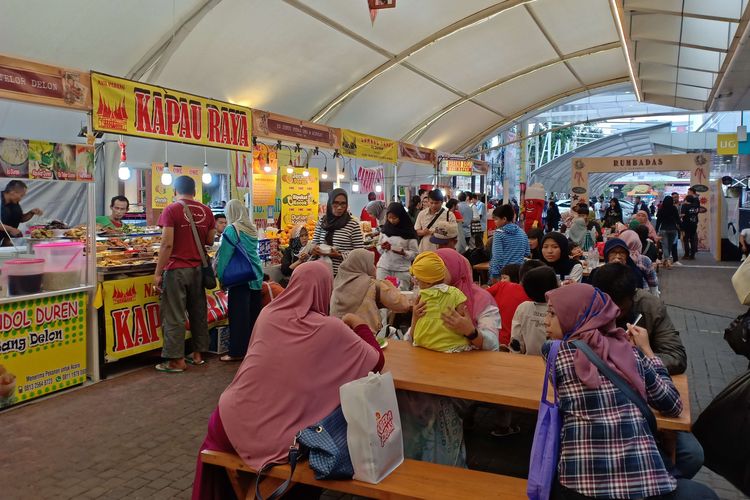 Suasana festival kuliner Rumbadas yang dipenuhi pengunjung walau di luar hujan mengguyur.