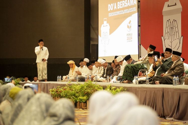 Cawapres nomor urut 1, Muhaimin Iskandar (Cak Imin) memberikan sambutan saat menghadiri acara Doa Bersama untuk Pemilu Damai, Jujur dan Adil yang digelar di Surabaya, Jawa Timur, pada Senin (12/2/2024).