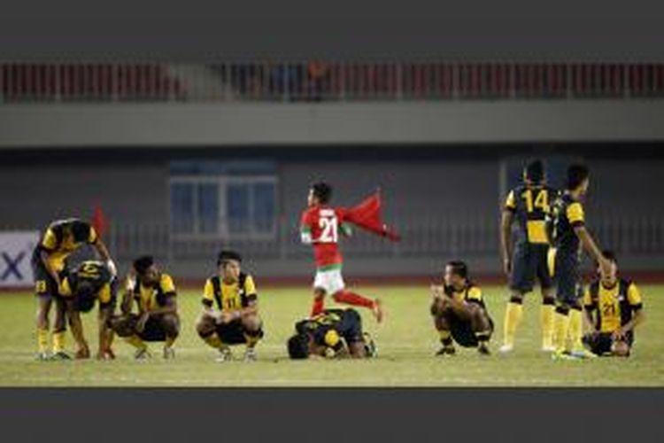 Ekspresi pemain Malaysia saat kalah adu penalti melawan Indonesia dalam semifinal SEA Games di Naypyitaw Myanmar 19 Desember 2013 