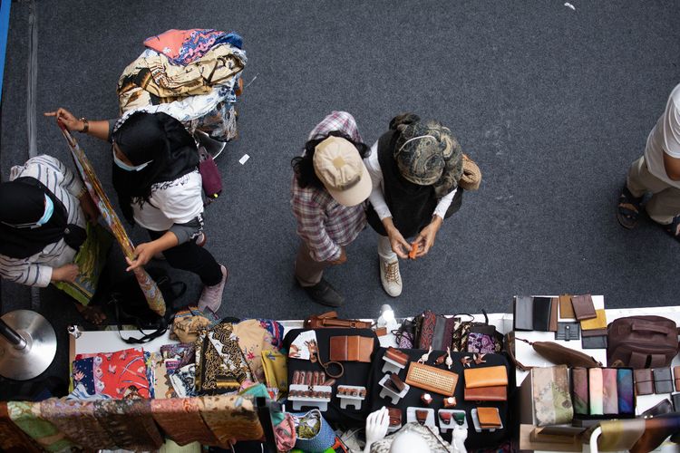 Pekan Kerajinan Jawa Barat (PKJB) dan Karya Kreatif Jawa Barat (KKJB) di Trans Studio Mall (TSM), Kota Bandung, Minggu (4/4/2021).
