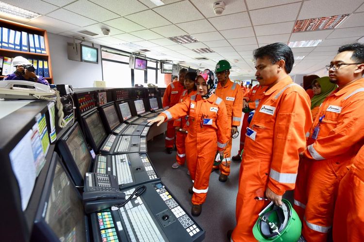 Pegawai Pertamina sedang monitoring.