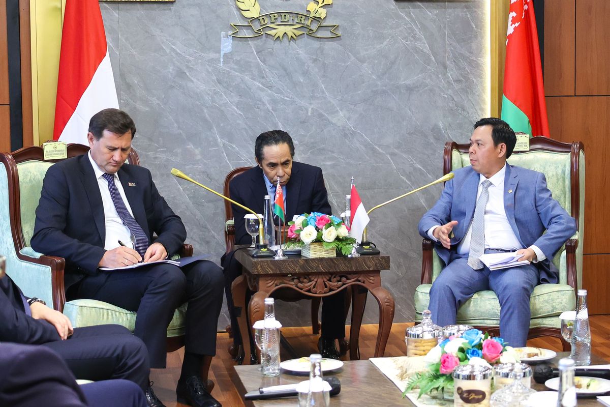 Ketua DPD RI La Nyalla Mattalitti bertemu dengan Menteri Luar Negeri Belarus Sergei Aleinik di Gedung Nusantara III, Kompleks Parlemen, Senayan, Jakarta.