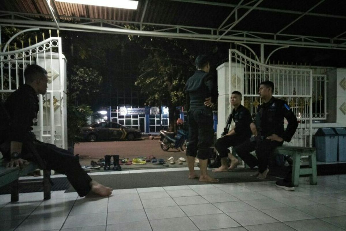 Sejumlah polisi berjaga di depan dan dalam area Masjil Falatehan saat ibadah Shalat Isya dilangsungkan, Sabtu (1/7/2017).