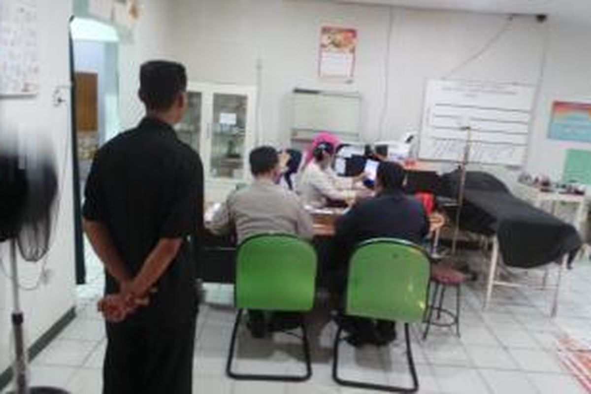 Petugas Polsek Cakung mendatangi IGD RS Harapan Jayakarta terkait kasus dugaan keracunan puluhan pekerja sebuah perusahaan kosmetik. Kamis (7/8/2014).