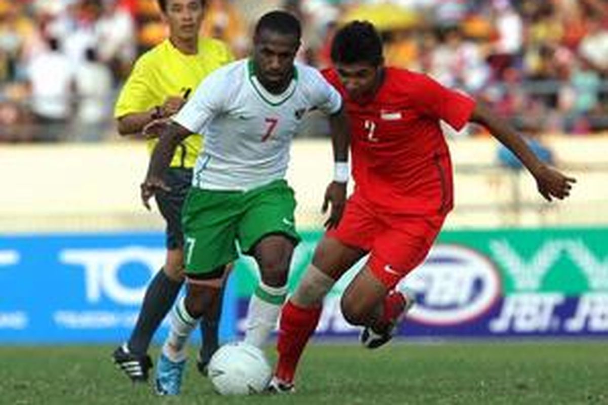 Striker Indonesia Boaz Salossa (kiri)