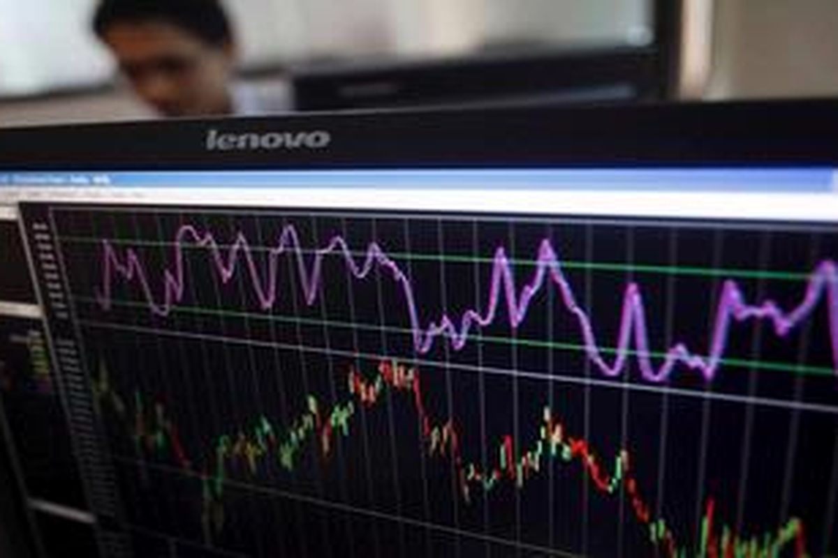Grafik pergerakan indeks harga saham gabungan (IHSG) terpantau di Mandiri Securities di Jakarta, Selasa (24/7/2012). IHSG akhirnya menyerah pada transaksi sesi II yang ditutup turun 17,680 poin atau 0,45 persen ke level 3.992,113. Sementara Indeks LQ45 ditutup turun 4,326 poin (0,64 persen) ke level 678,100.  
