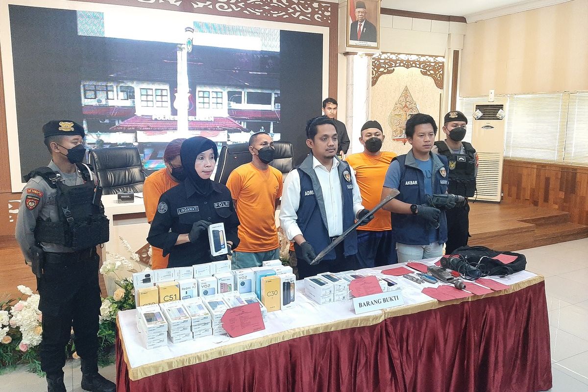 Kasat Reskrim Polresta Sleman AKP Riski Adrian saat menunjukan barang bukti yang berhasil diamankan dari komplotan pencuri yang beraksi di konter HP daerah Godean, Sleman, Kamis (14/3/2024).