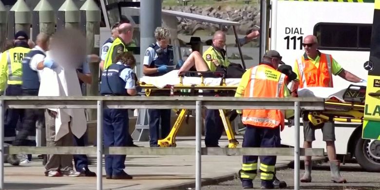 Seorang korban luka dibawa oleh tim paramedis ke ambulans setelah gunung meletus terjadi di Whaakari, atau Pulau Putih di Selandia Baru pada 9 Desember 2019.