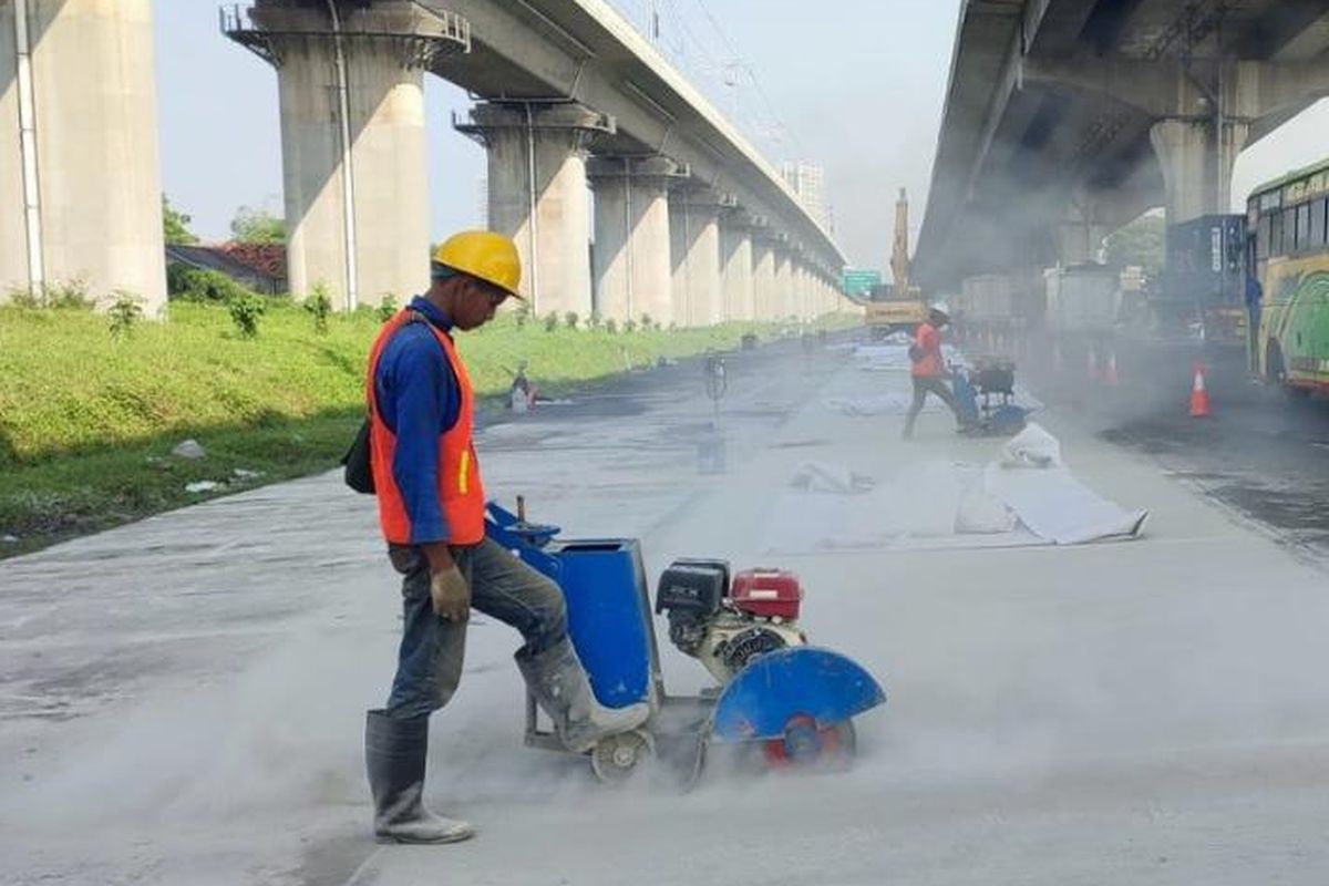 Proses rekonstruksi jalan di Tol Jakarta-Cikampek