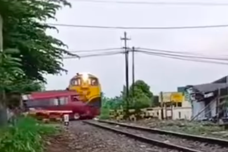 Tangkapan layar video viral mobil tertabrak kereta di Semarang, Jawa Tengah, Minggu (22/5/2022). 