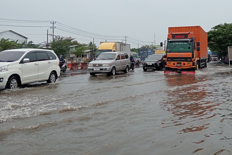 Genangan banjir di Jalan Kaligawe Semarang, Jawa Tengah, Jumat (31/1/2025). 