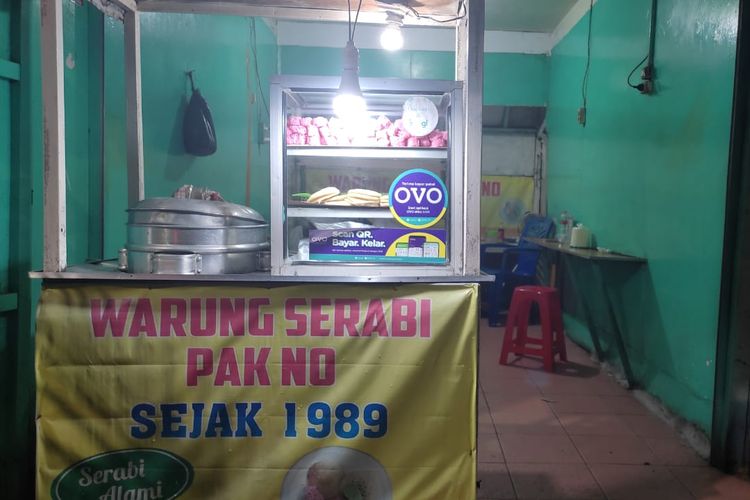 Warung Serabi Pak No menjual menu serabi petulo dengan kuah hangat, manis, dan gurih.