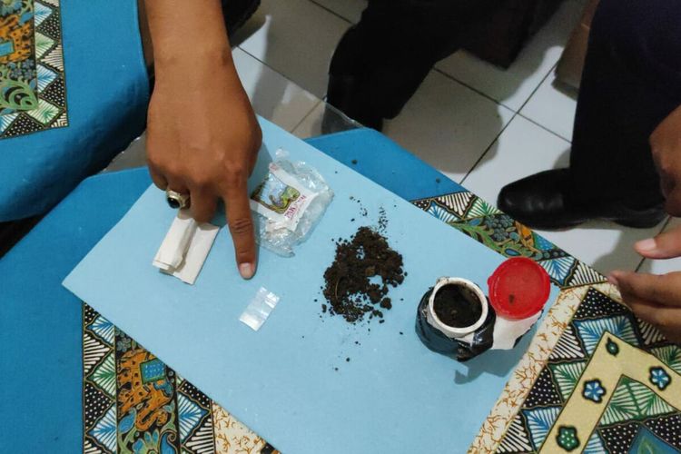 Petugas Lapas Blitar menunjuk benda mirip narkoba jenis sabu yang ditemukan di depan sebuah blok, Senin (25/10/2021)