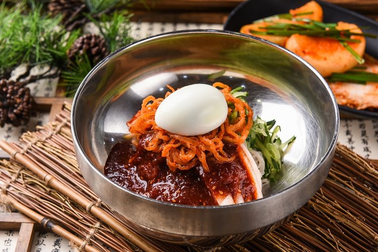 Ilustrasi bibim naengmyeon, mi dingin pedas khas Korea. 