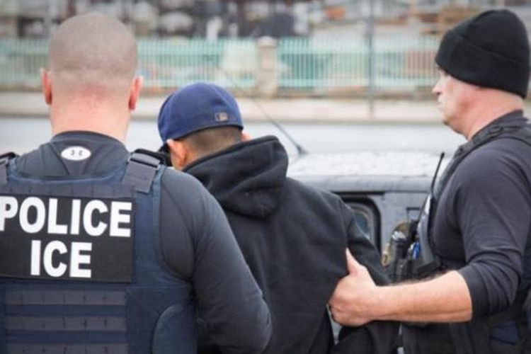 Perugas Imigras dan Bea Cukai (ICE) Amerika Serikat telah menangkap ratusan imigran gelap. Foto ini memperlihatkan operasi petugas ICE di Los Angeles, California, AS pada 7 Februari, 2017. 