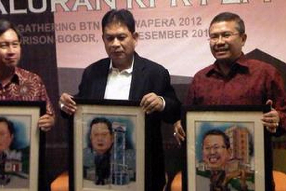 Ketua Asosiasi Pengembang Perumahan dan Permukiman Seluruh Indonesia (APERSI) Eddy Ganefo, Direktur Utara BTN Iqbal Latanro, serta Ketua DPP REI Setyo Maharso, menerima kenangan dari Forwapera usai diskusi Mendorong Percepatan Penyaluran KPR Fasilitas Likuiditas Pembiayaan Perumahaan (FLPP) di Bogor, Sabtu (15/12/2012). 