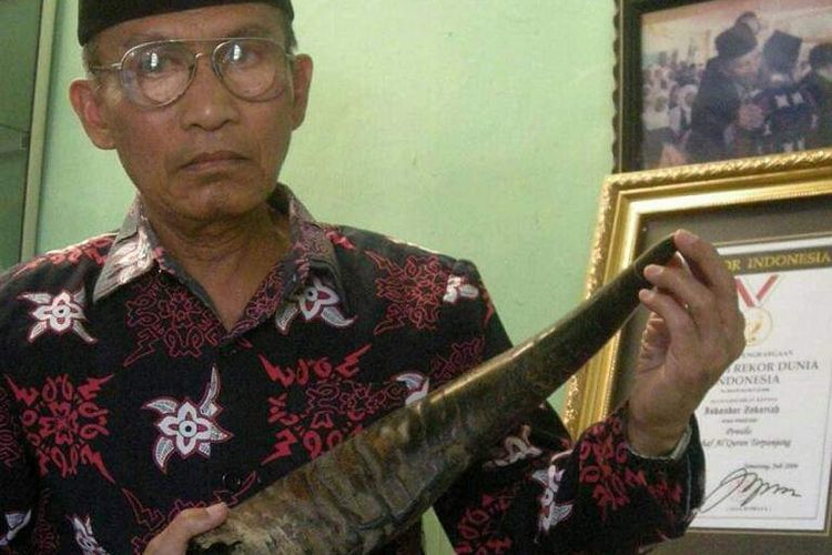 Iskandar Zakaria saat menunjukkan benda pusaka berupa tanduk yang bertuliskan aksara incung