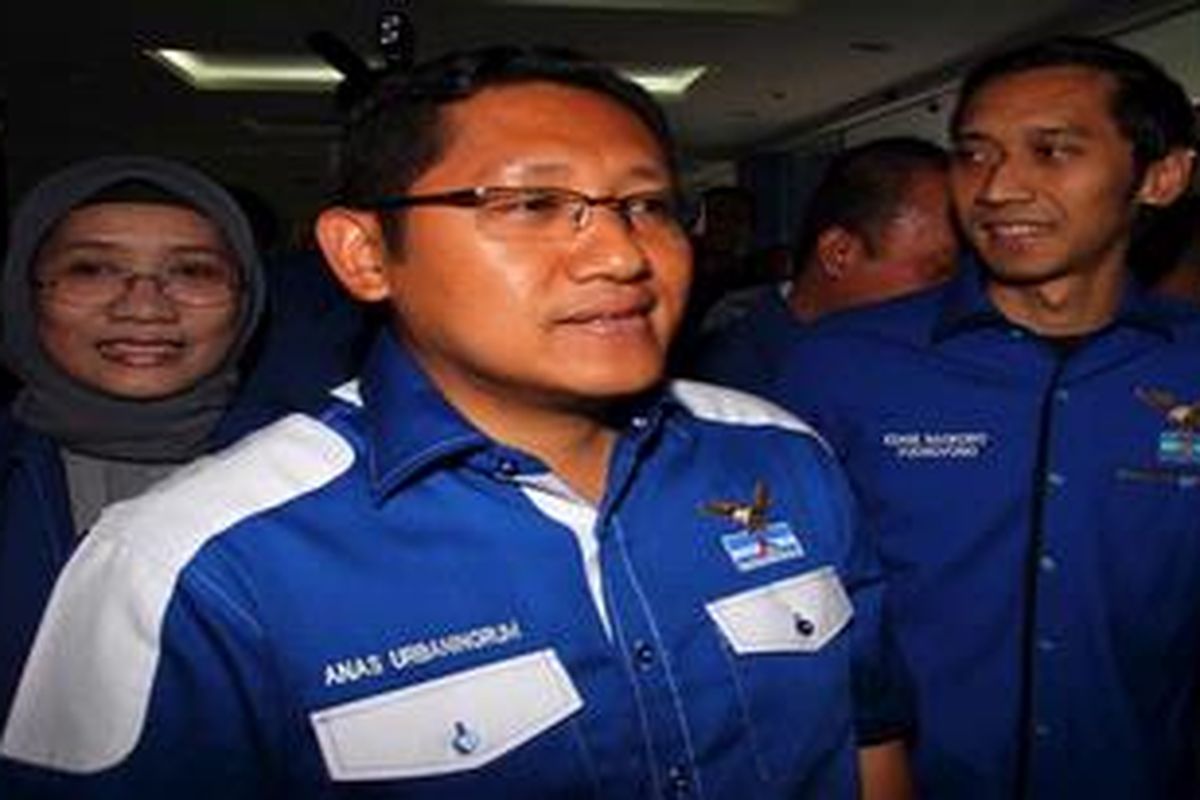 Ketua Umum Parta Demokrat Anas Urbaningrum (tengah), Sekjen DPP Partai Demokrat Edhie Baskoro Yudhoyono (kanan), dan Ketua DPP Partai Demokrat Bidang Komunikasi Andi Nurpati (kiri). 