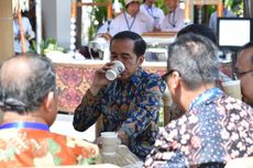 Rehat di Sela-sela Kegiatan di Bali, Jokowi Minum Kopi 