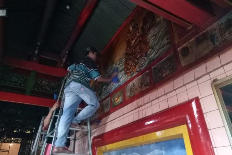 Petugas membersihkan Kelenteng Tien Kok Sie untuk menyambut Tahun Baru Imlek 2571/2020 di Solo, Jawa Tengah, Senin (6/1/2020).