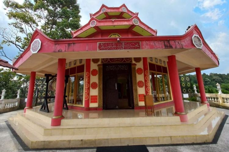 Masjid Ridwan, masjid dengan arsitektur khas Tionghoa di Dusun Jurang Malang, Desa Pakuan, Kecamatan Narmada, Kabupaten Lombok Barat, Nusa Tenggara Barat (NTB).