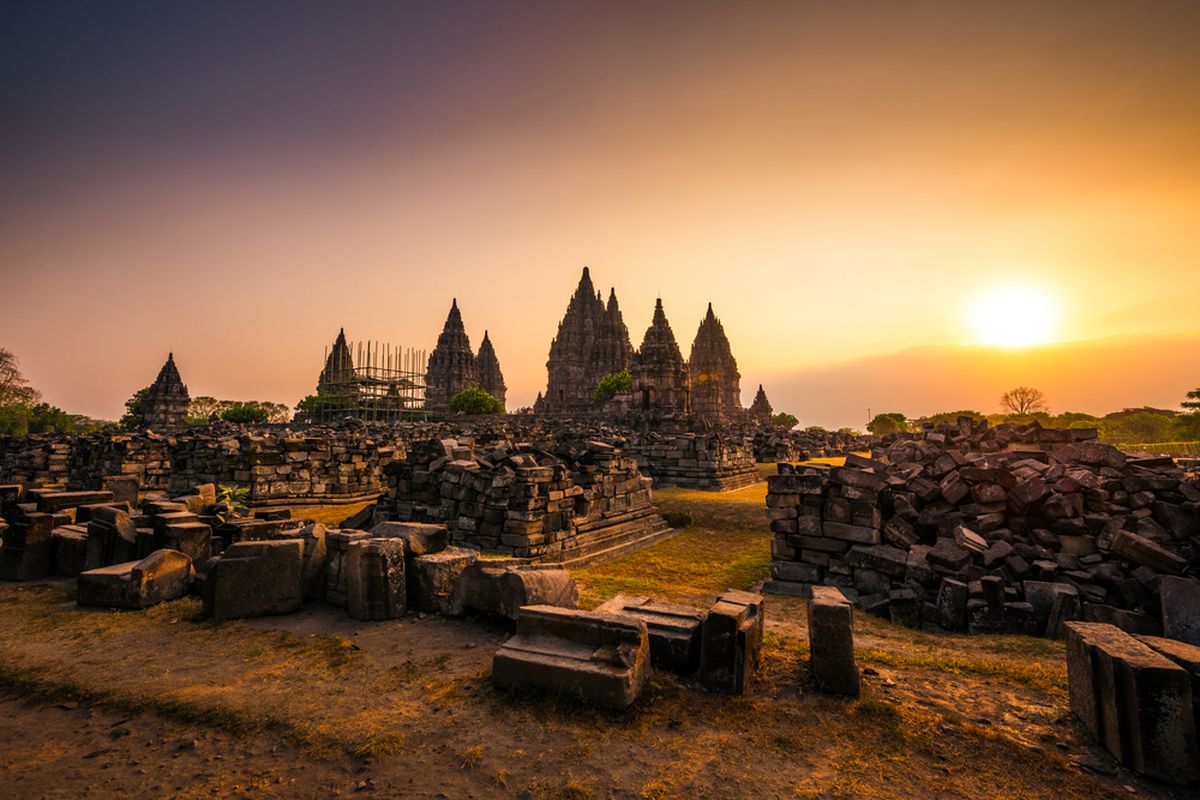 Panorama matahari terbenam di kompleks Candi Prambanan, Yogyakarta.